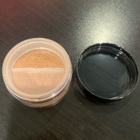 GLOGIRLCOSMETICS: EVOLVE - 04 Dark Deep Setting Powder - Picture 4 of 13